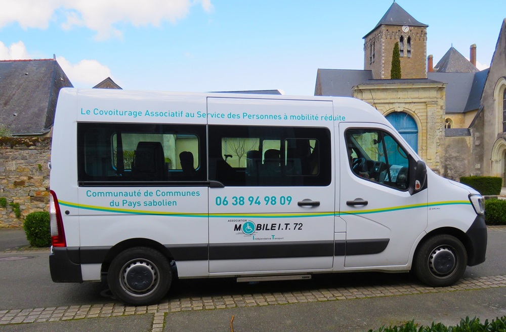 Bus MOBILE IT 72, un bus adapté pour véhiculer les plus de 70 ans, toute personne en situation de handicap ou en perte d'autonomie.
